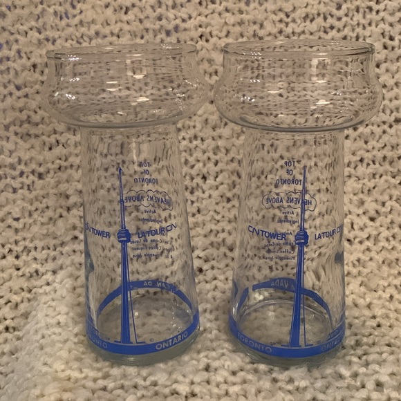 4 vintage CN Tower collector glasses, 6.5 inches high. - Picture 2 of 9